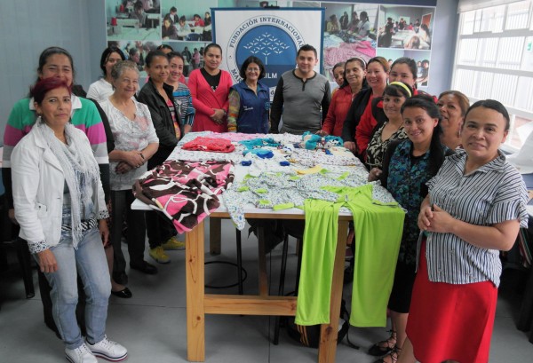 hombres-y-mujeres-de-bosa-recreo-realizan-el-taller-de-pijamas-realizando-disenos-que-les-ayuda-a-generar-ingresos