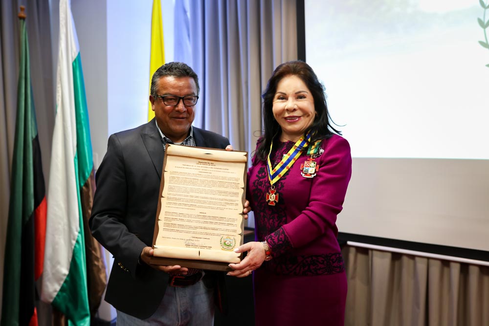 alcalde-de-sachica-entrega-reconocimiento-y-las-llaves-del-municipio-a-la-dra-maria-luisa-piraquive-2