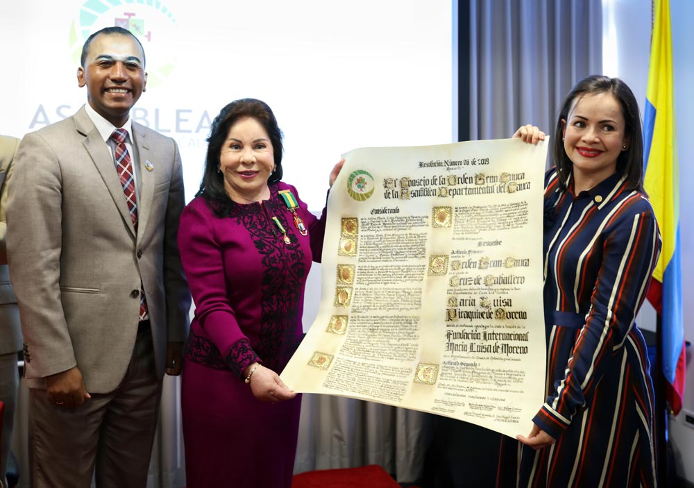 asamblea-departamental-del-cauca-condecora-a-la-dra-maria-luisa-piraquive-2