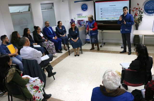 participantes-de-manos-parlantes-aprenden-sobre-el-proyecto-sin-limites