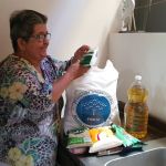 Adulto mayor recibe ayuda humanitaria en Acandí, Chocó.