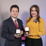 Reconocimiento: Moneda Bienestar y Excelencia otorgado a la Dra. Ángela Oviedo y al Dr. César Moreno, 2020.