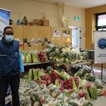 Voluntarios hacen entrega de mercados a familias en Montreal