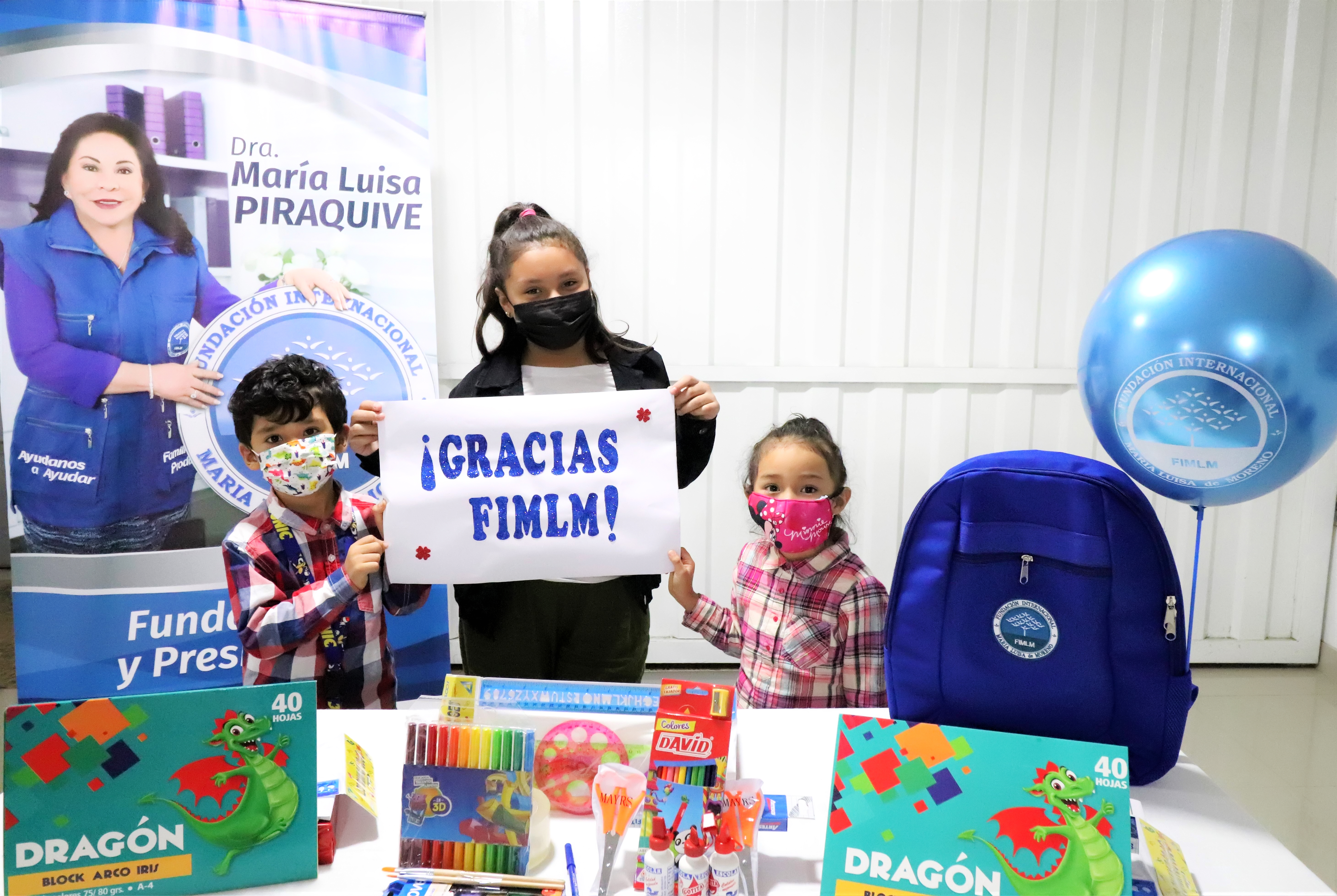 en-lima-peru-ninos-reciben-kits-con-utiles-escolares-esenciales-para-su-educacion