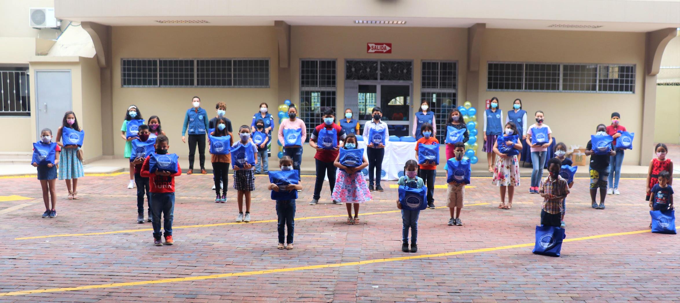 entrega-de-kits-escolates-y-tablets-para-nuevo-inicio-de-clases-en-ecuador