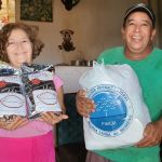Adultos mayores de Apartadó reciben kits de mercados y suplemento alimenticio.