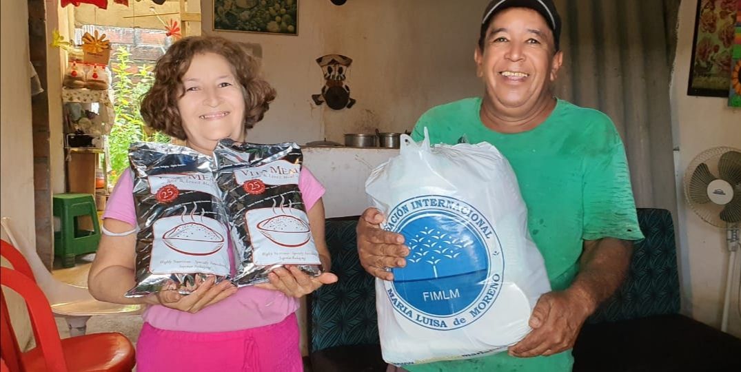 Adultos mayores de Apartadó reciben kits de mercados y suplemento alimenticio.