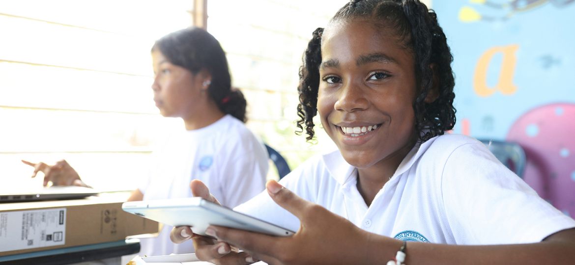 Con alegría los estudiantes de la Institución Educativa Puerto César, sede Puerto Bello recibieron tablets y computadores de última tecnología.
