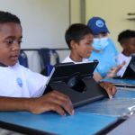 Los niños de la Institución Educativa Puerto César en Turbo • Antioquia exploraron las aplicaciones de sus nuevas tablets.