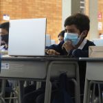 Niños de Chipatá, Santander, reciben computadores y tablets gracias a la campaña de donación Ayudas que conectan. Septiembre 2021