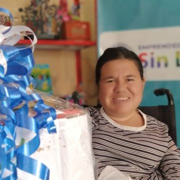 Diana López, participante de Emprendedores Sin Límites, recibe capital semilla para su negocio