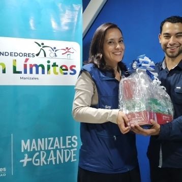 Carlos Cardona, participante de Sin Límites, recibe equipo de fisioterapia para su emprendimiento