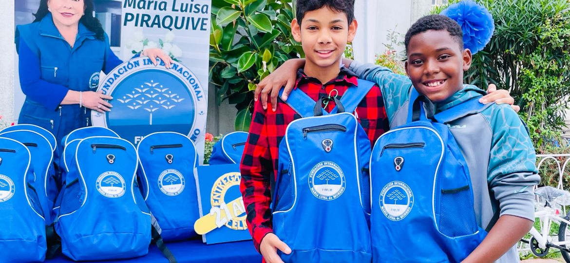 Niños recibiendo mochilas con útiles escolares