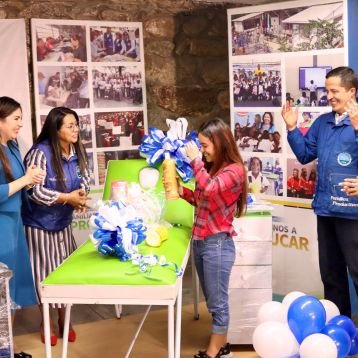 Participantes de Emprendedores Sin Límites reciben capital semilla de parte de la Dra. María Luisa Piraquive