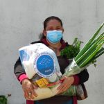 Entrega de canastas de víveres para familias de Quito y Guayaquil