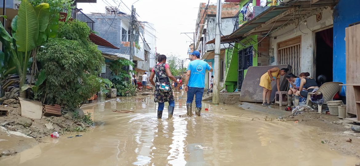 Como respuesta ante el estado de emergencia por el desbordamiento del río en Apartadó • Antioquia, la Fundación contribuye a la atención y entrega de ayudas a las familias damnificadas por las fuertes lluvias.