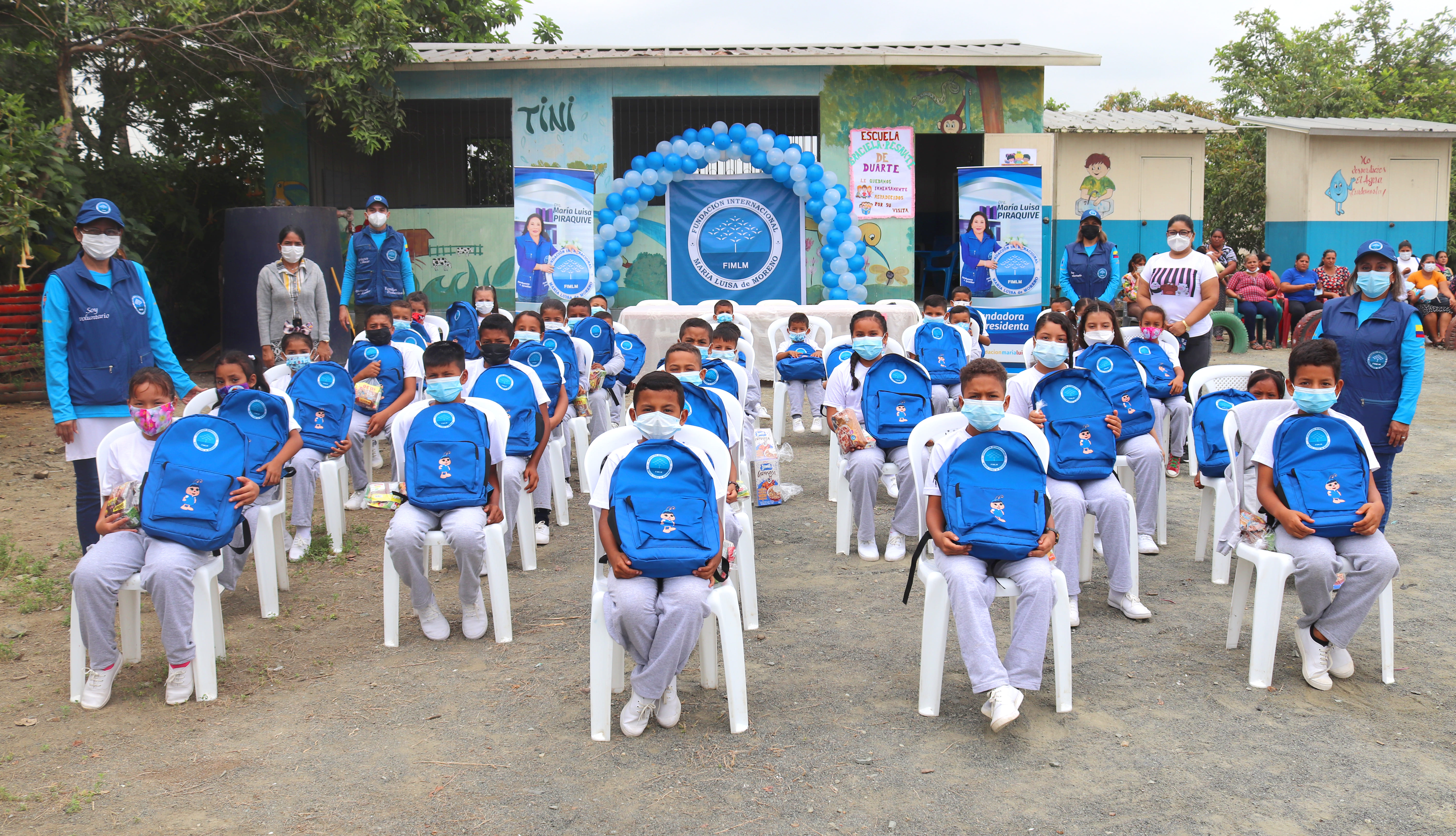 ninos-en-ecuador-reciben-ayuda-de-la-dra-maria-luisa-con-entrega-de-kits-escolares