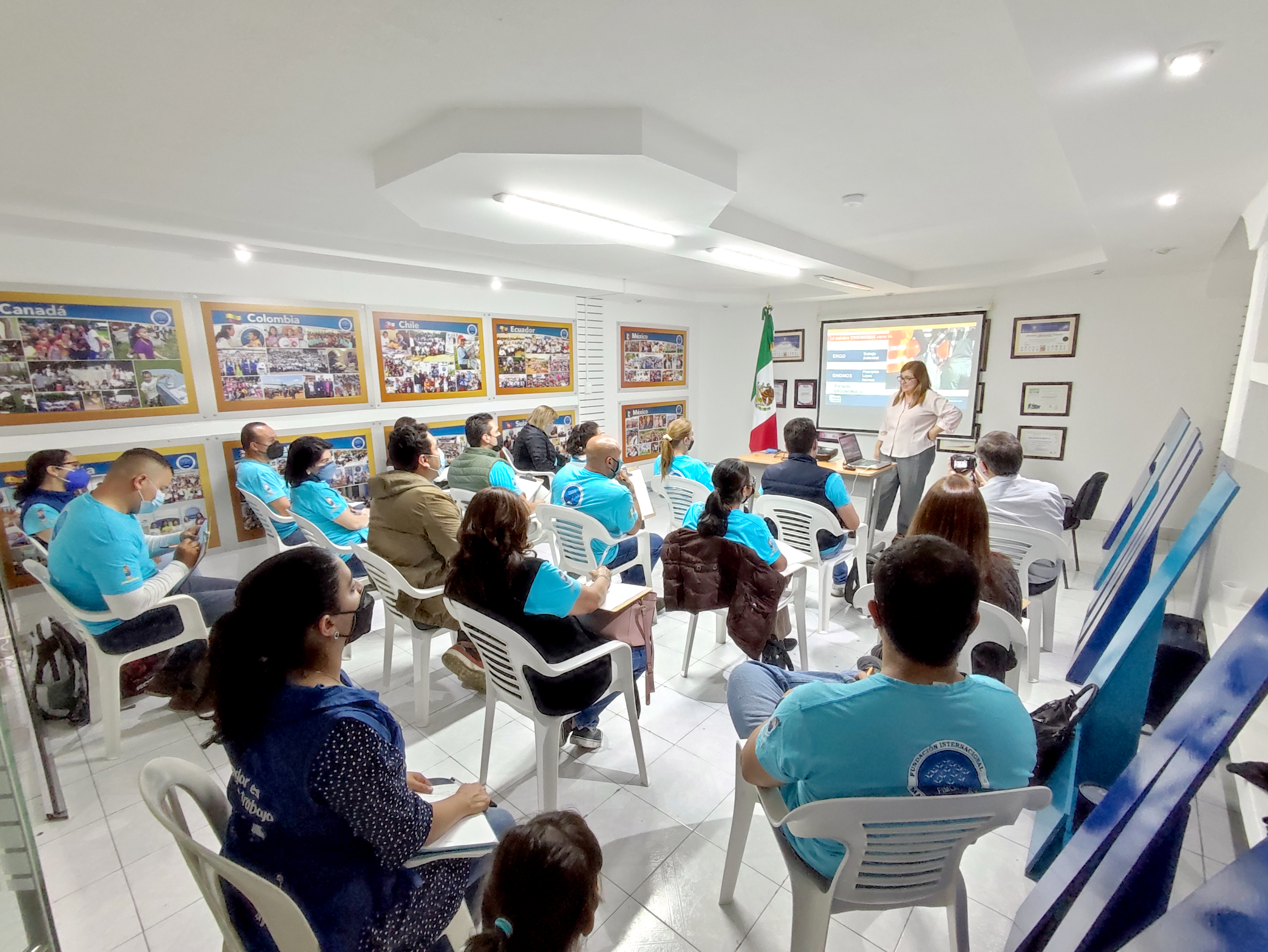 voluntarios-se-capacitan-en-higiene-postural-y-manejo-manual-de-cargas