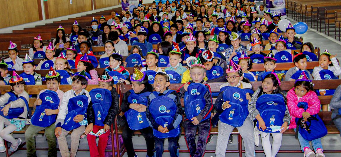 Foto grupal de los participantes del barrio Quirigua, quienes recibieron su kit escolar entregado por la Fundación.