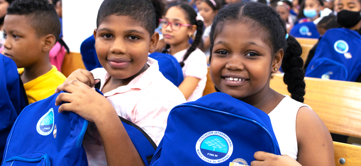 Entrega de Kits escolares en Bolivar