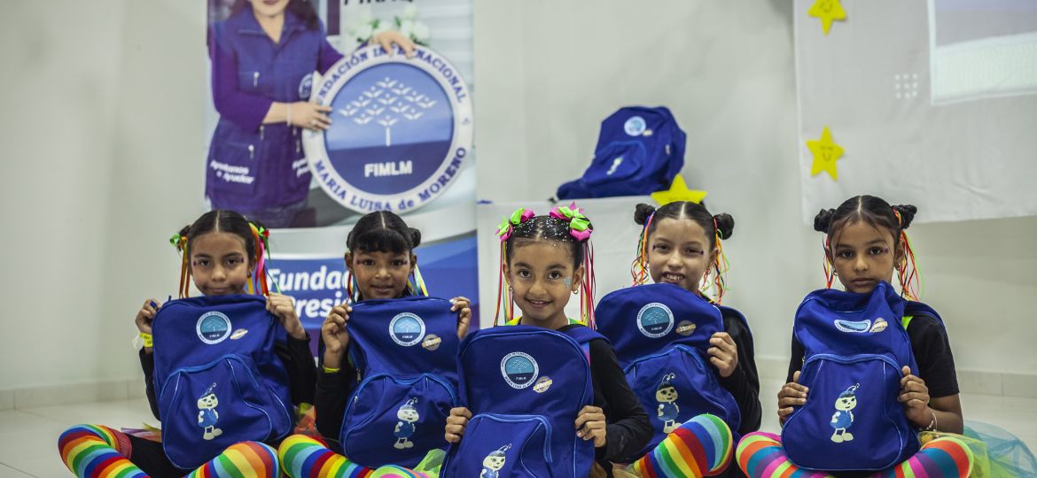 FIMLM Entrega Kits Escolares en Roldanillo Valle del Cauca
