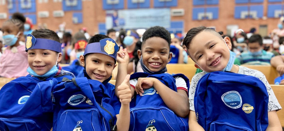 Cerca de 1000 niños recibieron kits escolares en Cali