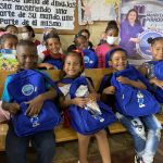 La Dra. María Luisa Piraquive a través de su Fundación, realizó una jornada de apoyo para los niños y niñas del corregimiento de Nueva Colonia, zona rural del municipio de Turbo en Antioquia.