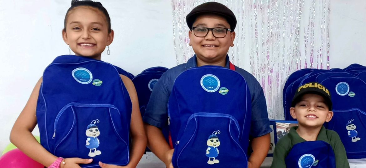 Entregas de kits escolares en Pradera