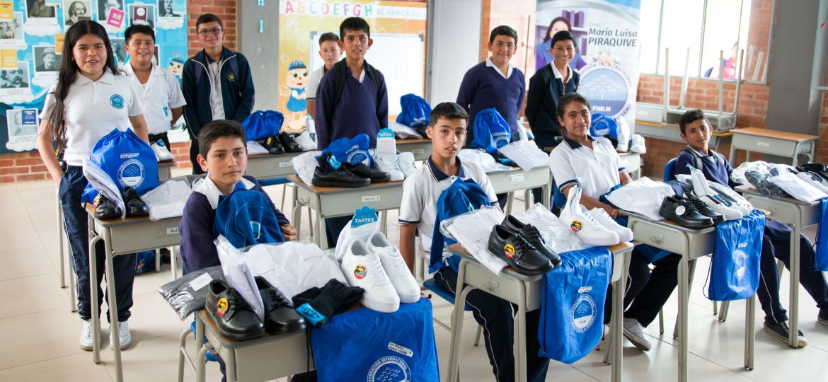 Entrega de kits escolares y uniformes en Chipatá, Santander con el programa Mi Nueva Familia