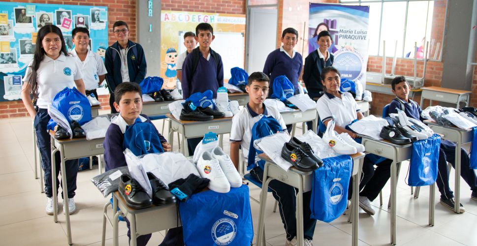 Entrega de kits escolares y uniformes en Chipatá, Santander con el programa Mi Nueva Familia
