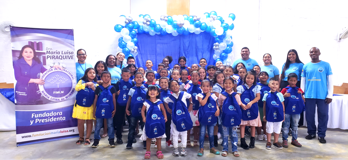 La Fundación realizó la entrega de kits completos de útiles escolares a los niños y niñas de Chigorodó • Antioquia.