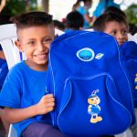 Entrega dotación escolar a niños de la Guajira