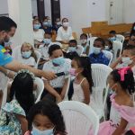 Entrega de kits escolares a niños del municipio de Fundación