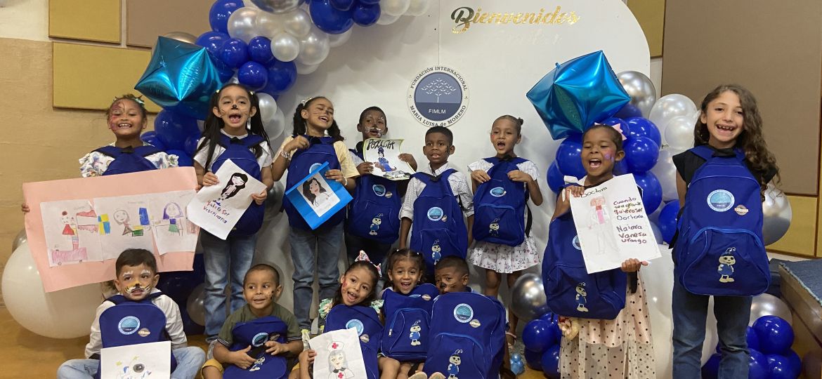 En una divertida jornada de apoyo, los niños y niñas de Necoclí • Antioquia recibieron kits escolares.