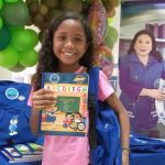 Entrega de kits escolares a niños en Santa Marta