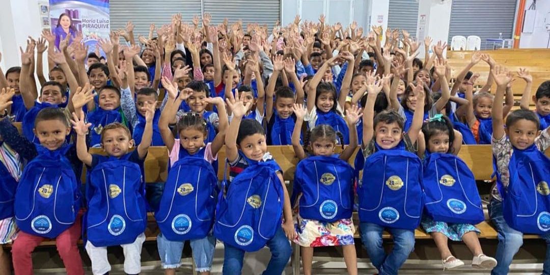 200 kits escolares fueron otorgados a niños en Sucre