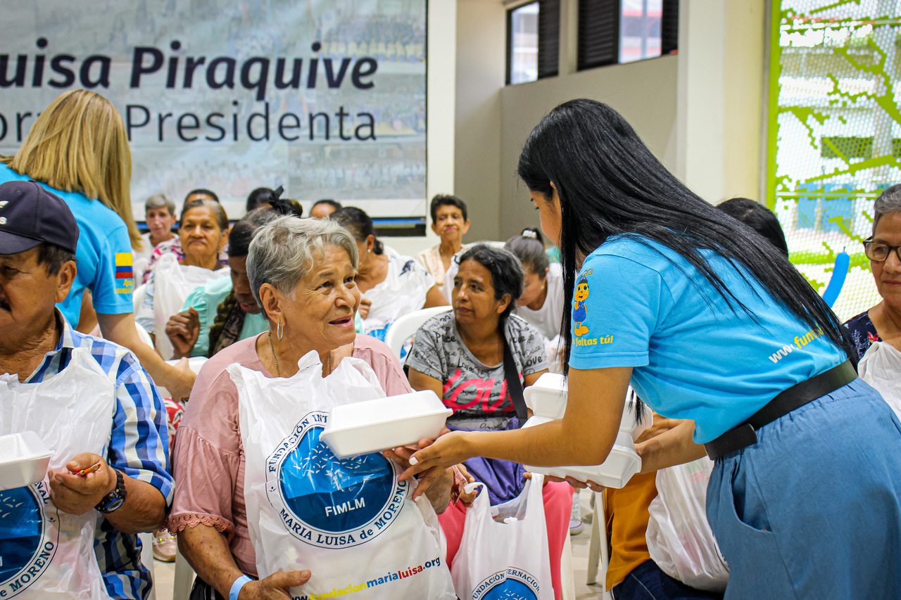 generosidad-en-familia-durante-la-jornada-de-entrega-de-mercados-en-cartago-valle-del-cauca