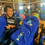 Beneficiados reciben kits escolares