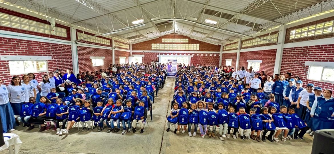 Más de 180 niños y niñas reciben kits escolares y uniformes