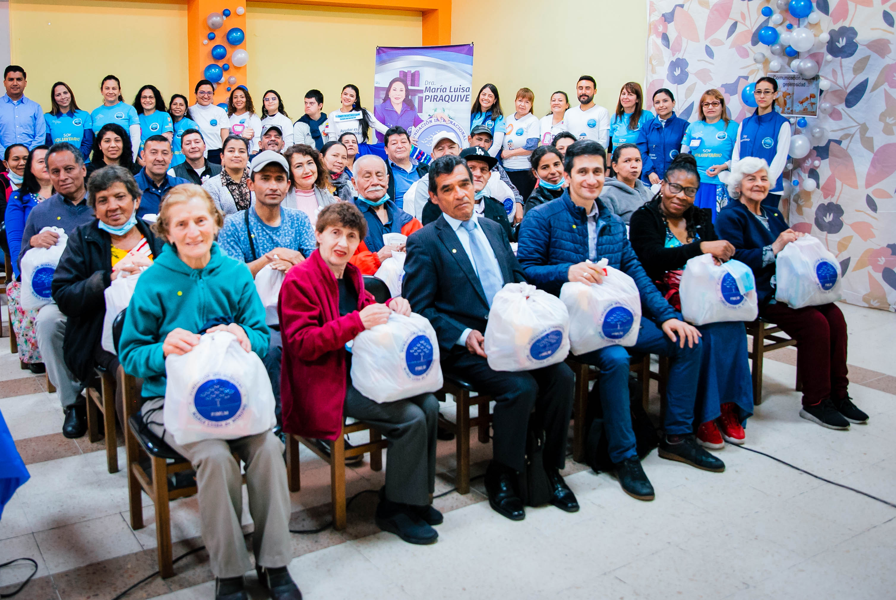 la-fundacion-realizo-una-jornada-de-entrega-de-ayudas-a-familias-de-escasos-recursos-del-barrio-las-ferias-en-bogota-con-el-fin-de-ayudar-a-mitigar-sus-necesidades-quienes-tambien-participaron-de-t