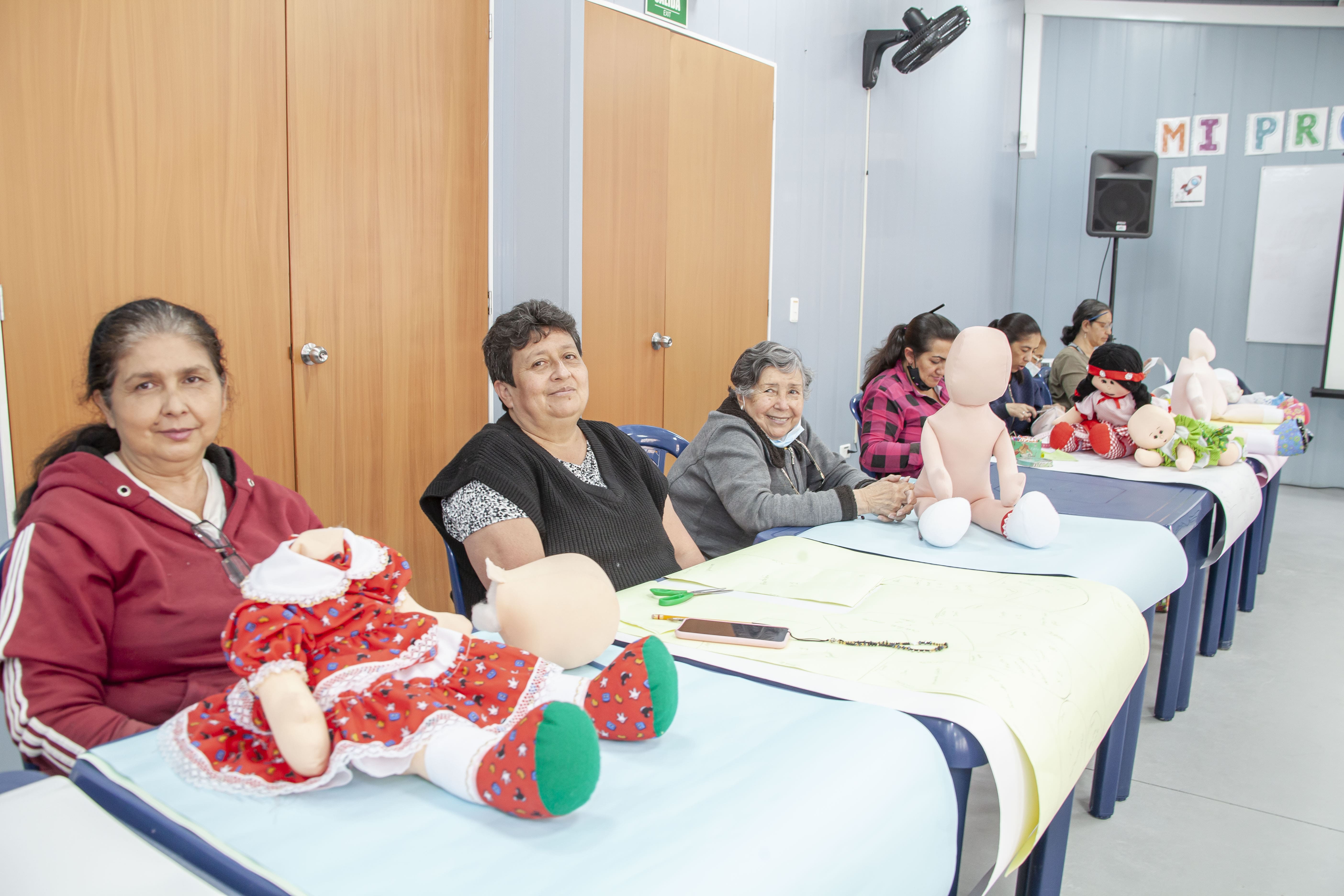 mujeres-participan-con-entusiasmo-en-taller-de-munecas-en-bosa