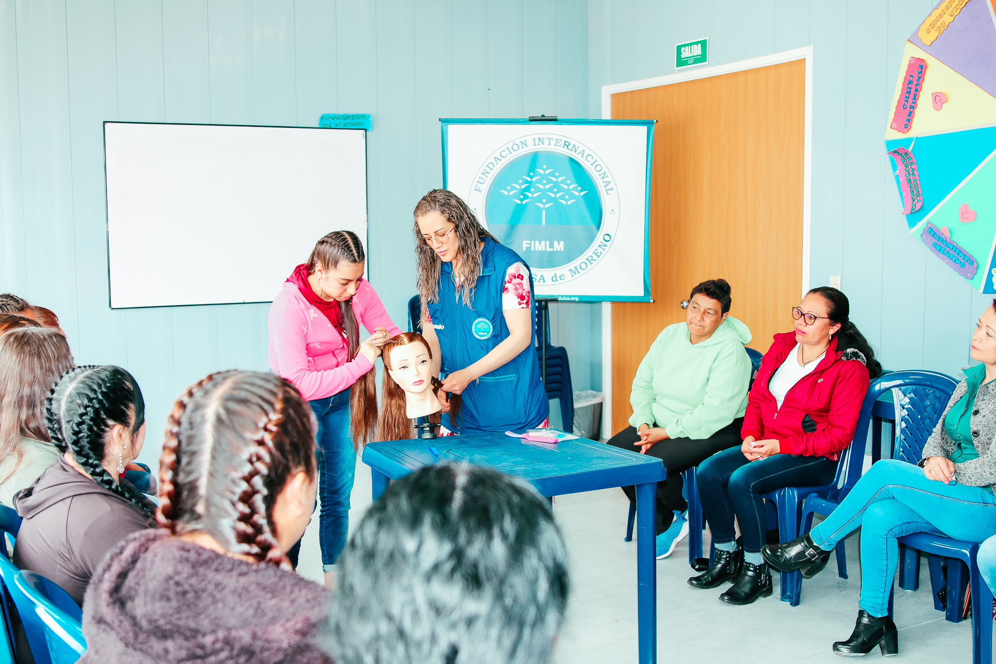 con-gran-entusiasmo-mujeres-de-bosa-participan-en-seminario-de-peinados