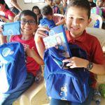 Niños de San Gil con los kits escolares entregados por la Fundación