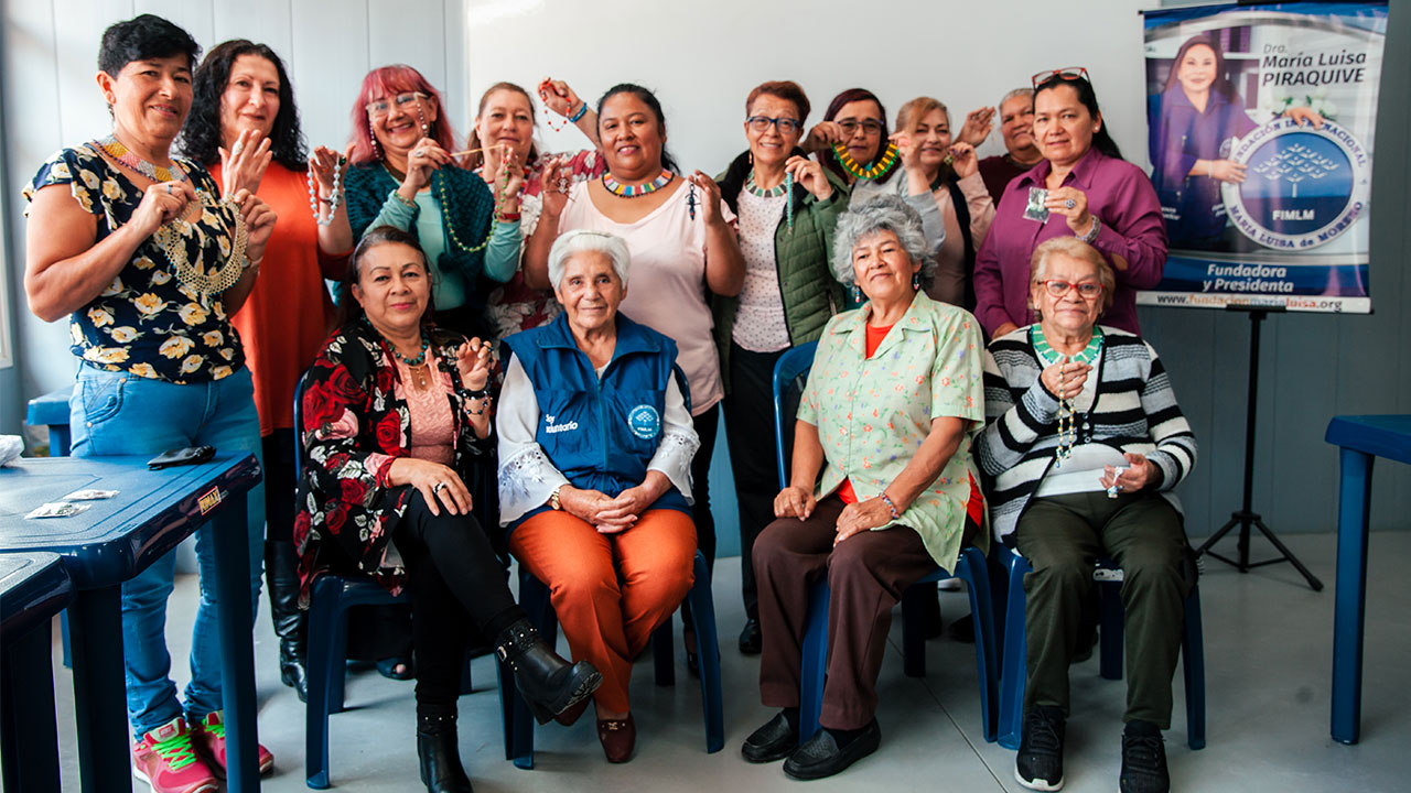 mujeres-aprenden-bisuteria-en-bosa-recreo