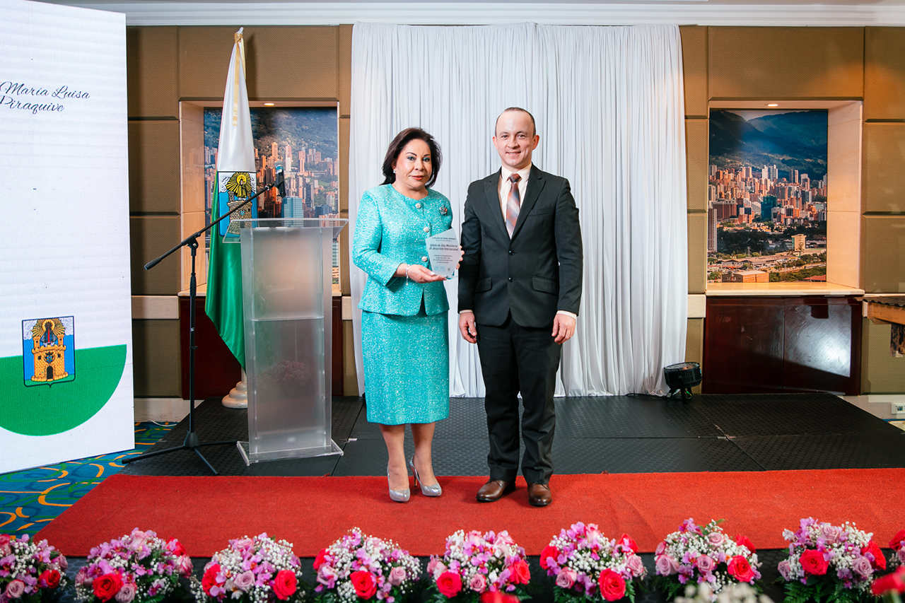 concejo-de-caldas-antioquia-entrega-reconocimiento-a-la-dra-maria-luisa-piraquive-2