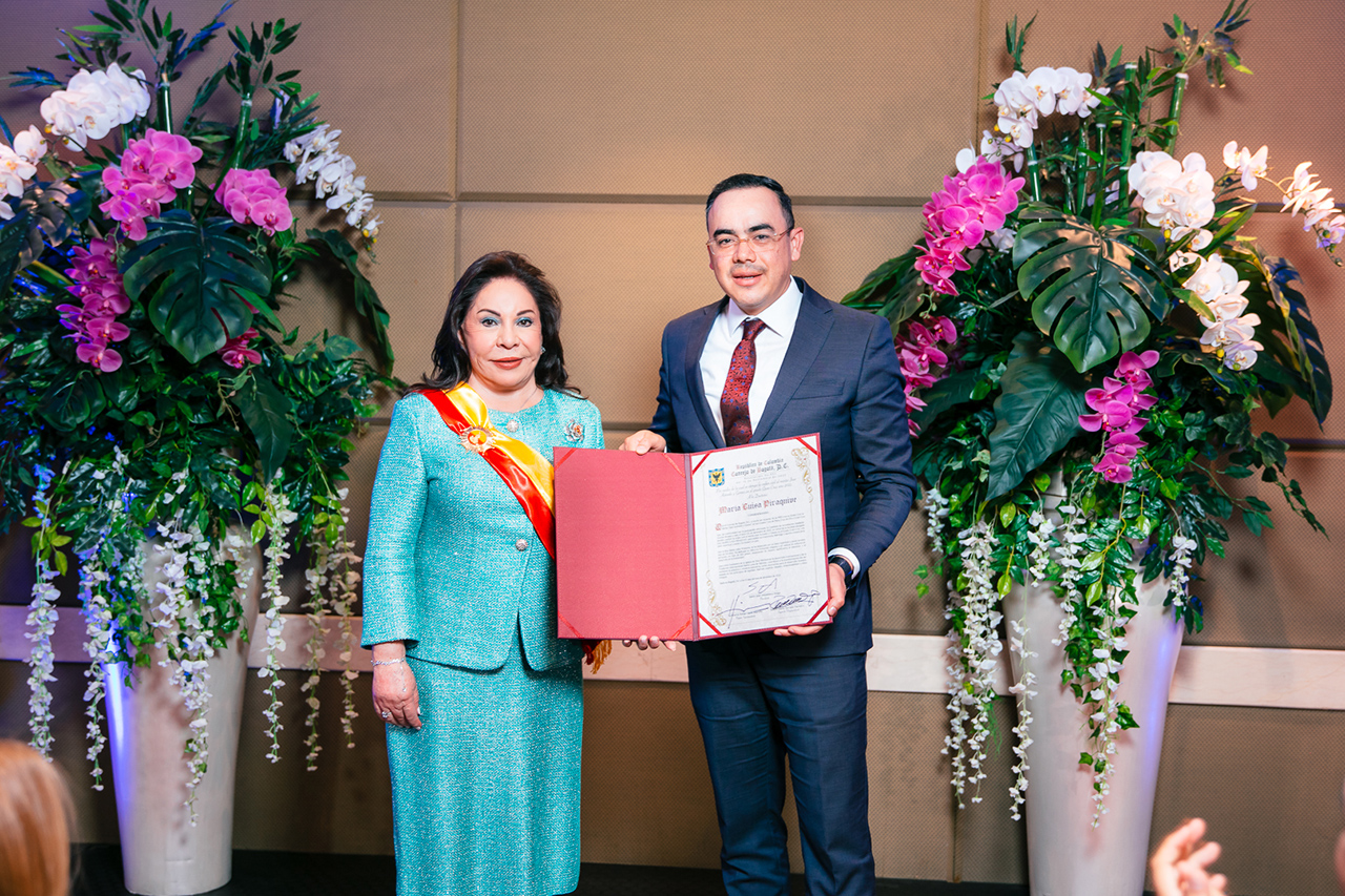el-concejo-de-bogota-condecoro-a-la-dra-maria-luisa-piraquive-con-la-orden-civil-al-merito-jose-acevedo-y-gomez-2