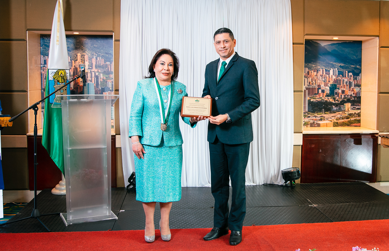 la-asamblea-de-antioquia-entrego-reconocimiento-a-la-dra-maria-luisa-piraquive-por-mas-de-50-anos-de-trabajo-social-2