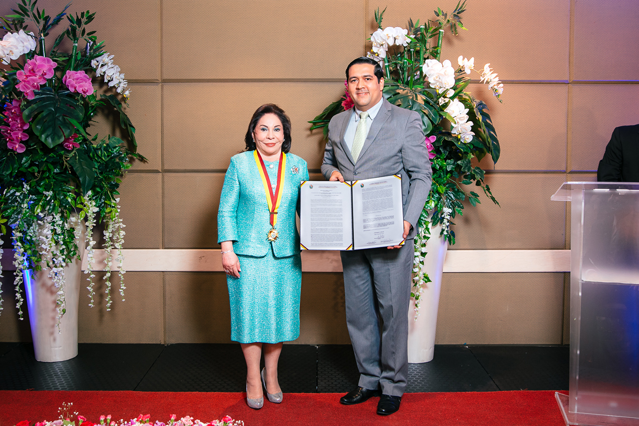 la-dra-maria-luisa-piraquive-recibio-la-medalla-al-merito-civico-por-parte-de-la-asamblea-departamental-del-tolima-2