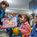 Entrega de regalos a niños en Chapinero, Bogotá