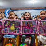 Regalos entregados a niñas en Chapinero, Bogotá